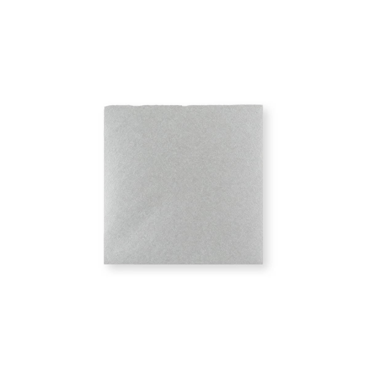Apsveikuma kartītes aploksne ar metāla sudraba gumijotu V-veida atlokāmu vāku (116 x 116 mm)