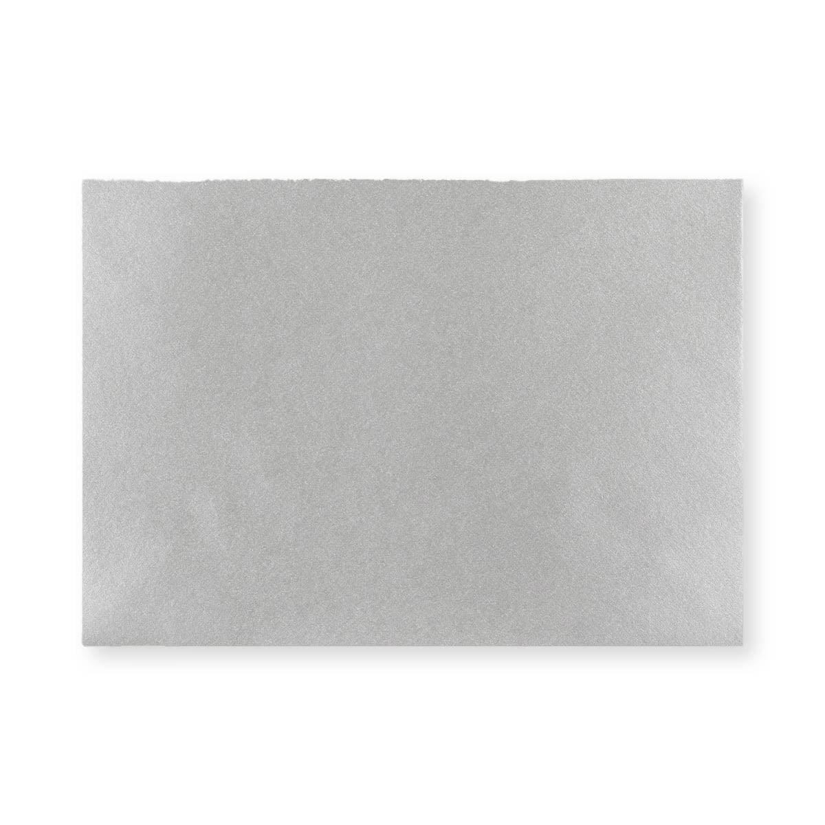 Apsveikuma kartītes aploksne ar metāla sudraba gumijotu V-veida atloku (133 x 184 mm)