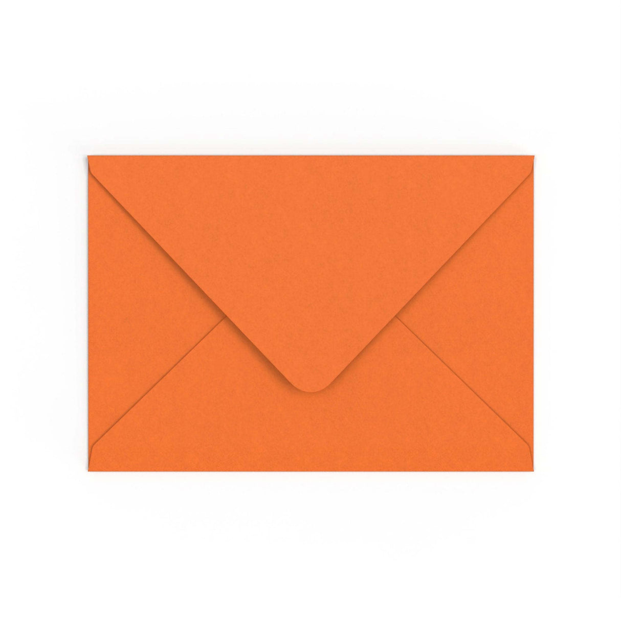 C5 liesmojoši oranžā krāsā Lielbritānijā ražota gumijota V-veida aploksne (162 x 229 mm)