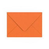 C5 liesmojoši oranžā krāsā Lielbritānijā ražota gumijota V-veida aploksne (162 x 229 mm)