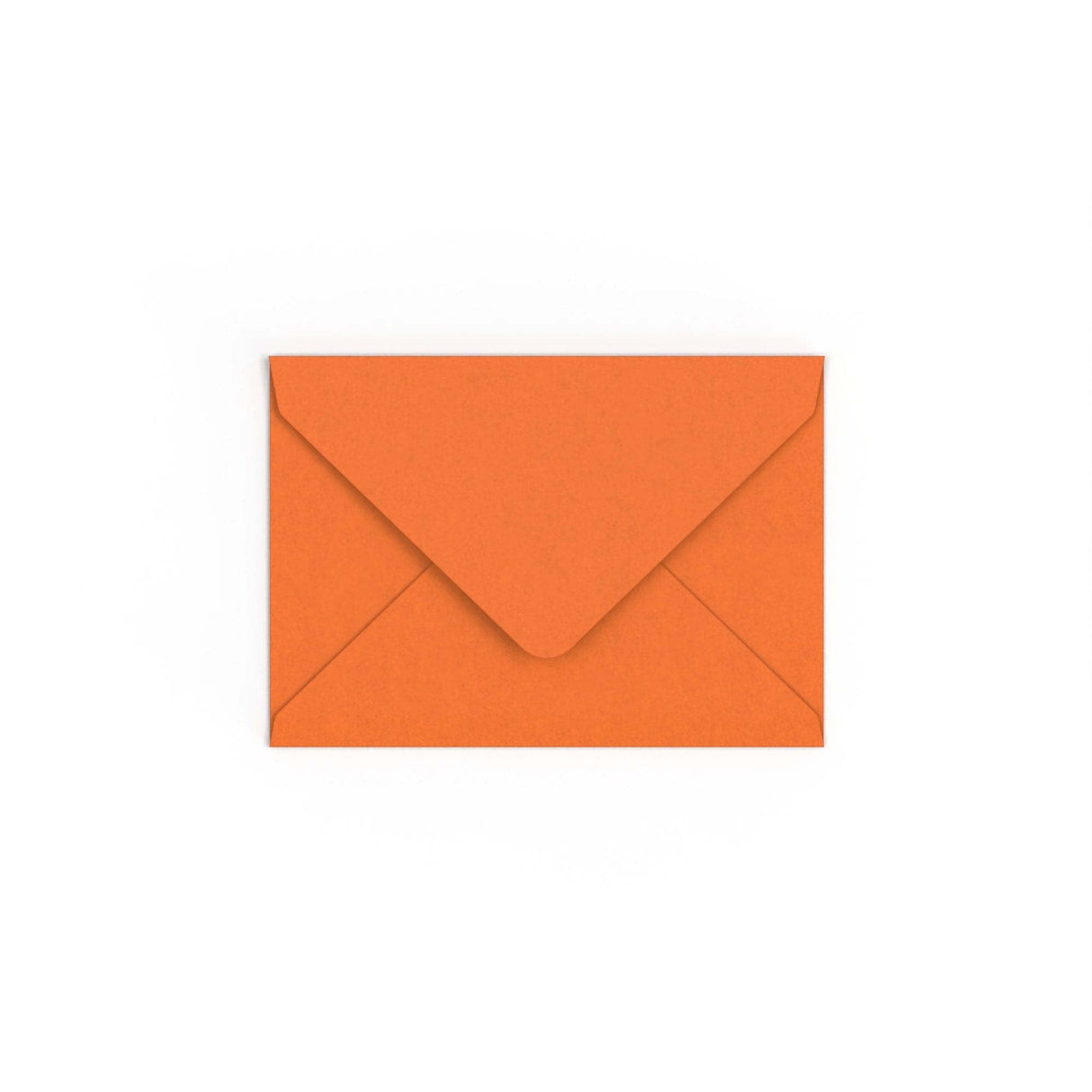 C6 liesmojoši oranža Lielbritānijā ražota gumijota V-veida aploksne (114 x 162 mm)
