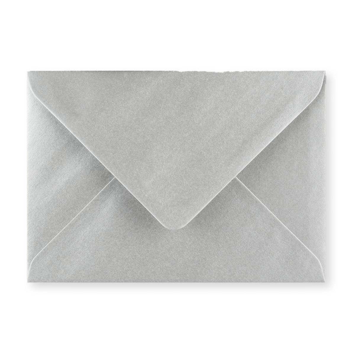 Apsveikuma kartītes aploksne ar metāla sudraba gumijotu V-veida atloku (125 x 175 mm)