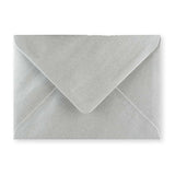 Apsveikuma kartītes aploksne ar metāla sudraba gumijotu V-veida atloku (125 x 175 mm)