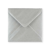 Apsveikuma kartītes aploksne ar metāla sudraba gumijotu V-veida atloku (130 x 130 mm)