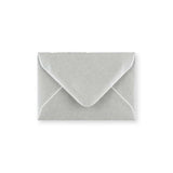 Plic pentru felicitări V-Flap din gumă argintie metalizată (70 x 100mm)
