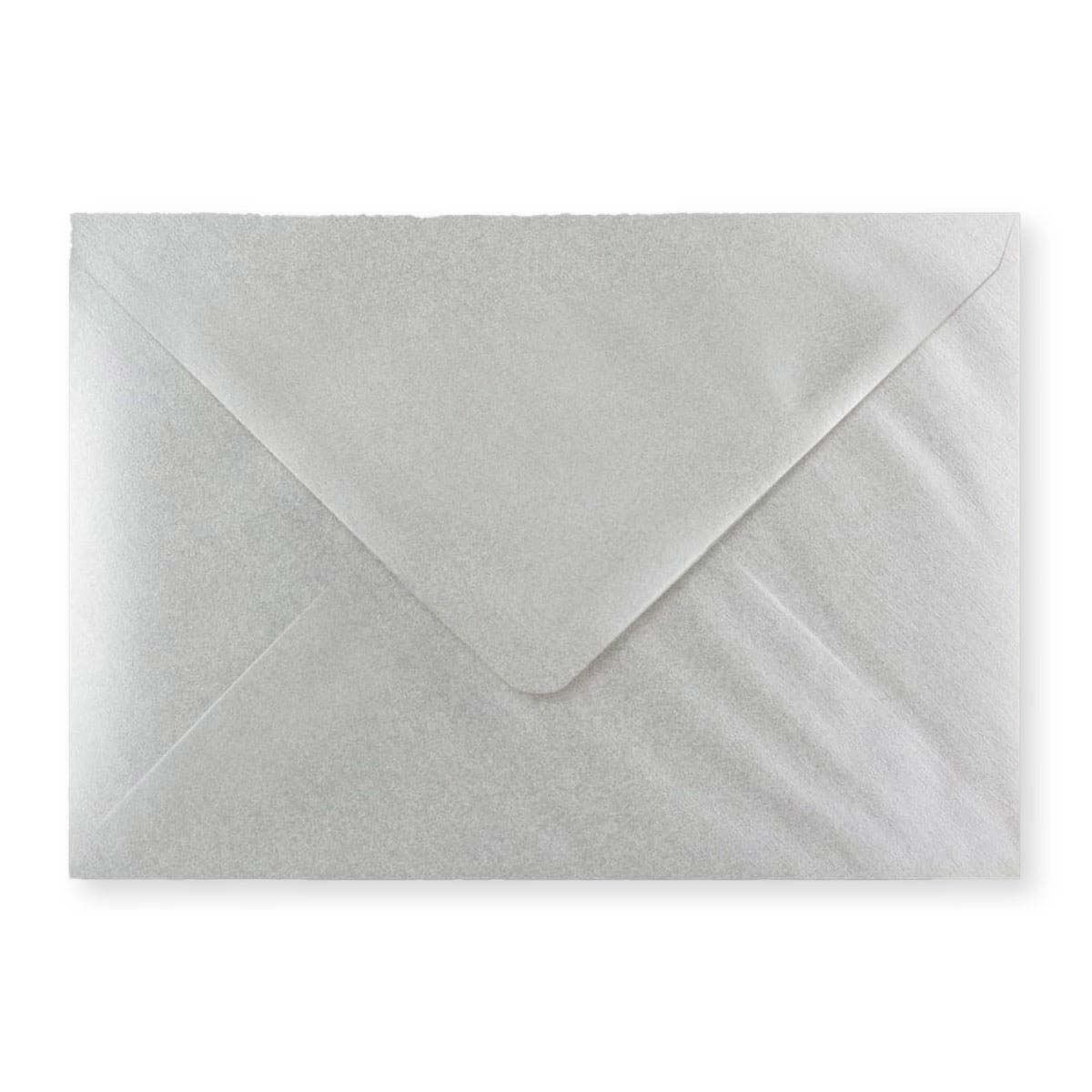 C5 metāliski sudraba krāsas gumijota V-veida aploksne apsveikumiem (162 x 229 mm)
