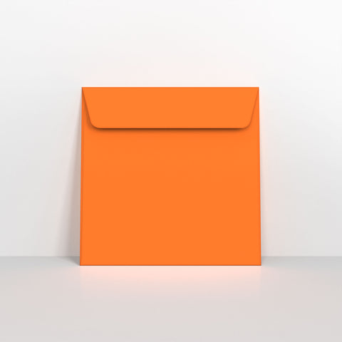 Orangefarbene Umschläge mit Haftklebeverschluss